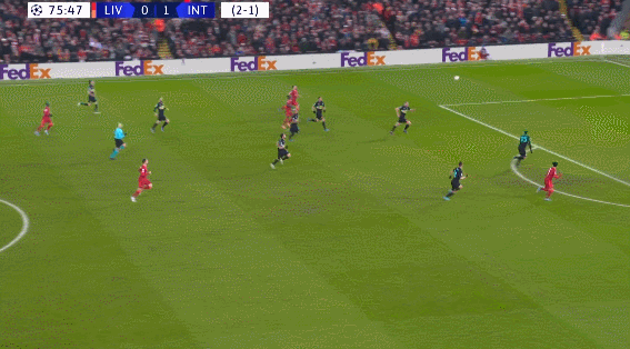 女足英联杯中发生暴力冲突，一名球员抓住对手脖子将其摔倒